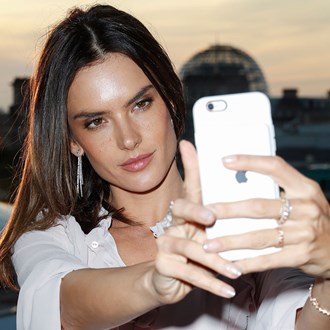 /media/16978/alessandra-ambrosio-selfie-beauty-tips-square.jpg