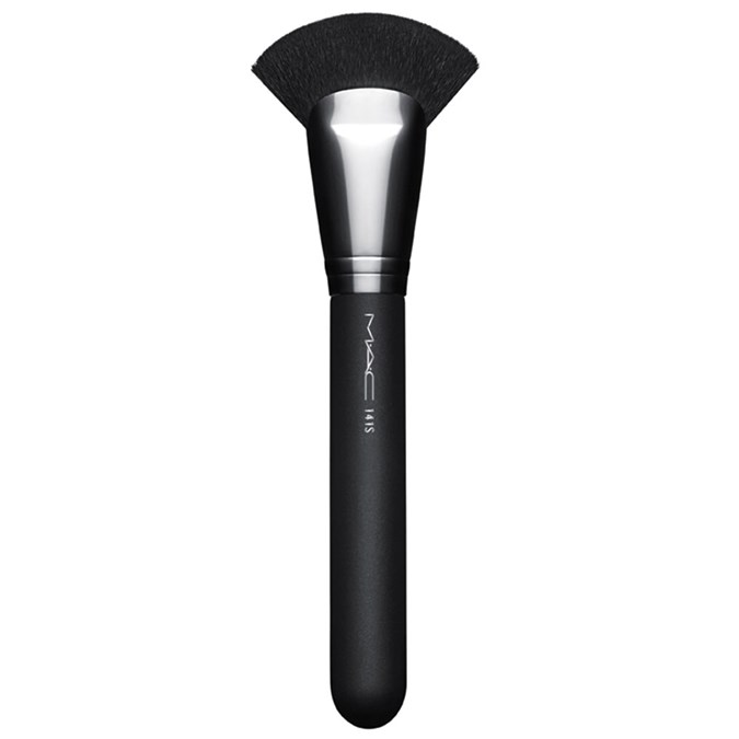 MAC 141 Synthetic Face Fan Brush