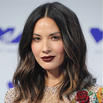 /media/22235/olivia-munn-burgundy-lipstick-how-to-mtv-vma-2017-s.jpg