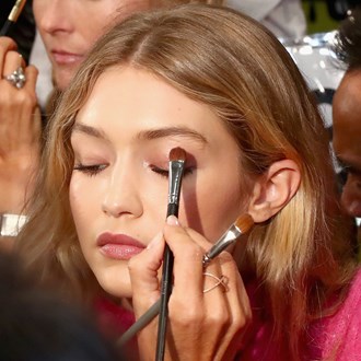 /media/22900/gigi-hadid-how-to-eyeshadow-eye-shape-tips-s.jpg