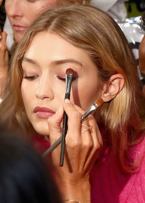 How To Apply Your Eyeshadow According To Your Eye Shape - Gigi Hadid