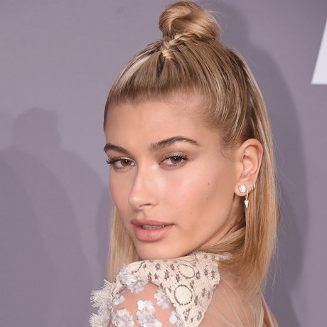 The cool-girl half-up braided bun - Hailey Baldwin