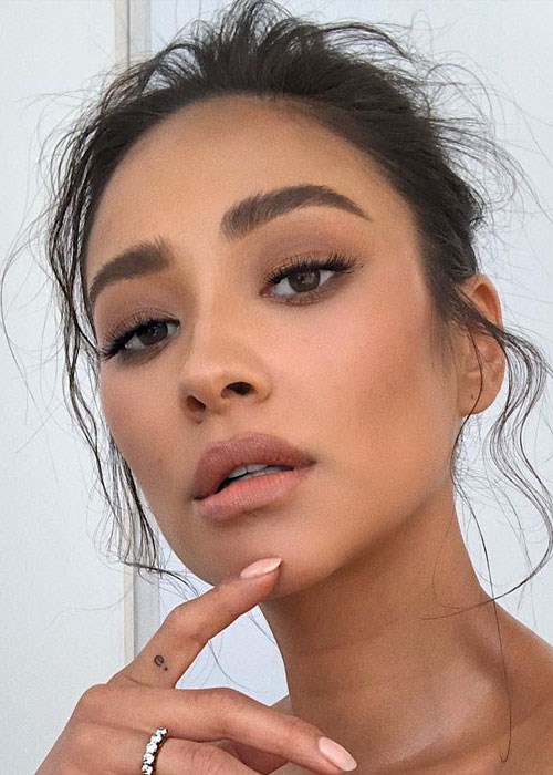 Shay Mitchell's green smoky eye