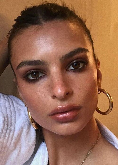 Emily Ratajkowski easy hack for fake freckles