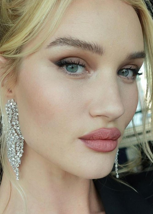 Rosie Huntington Whiteley - how you should be applying foundation