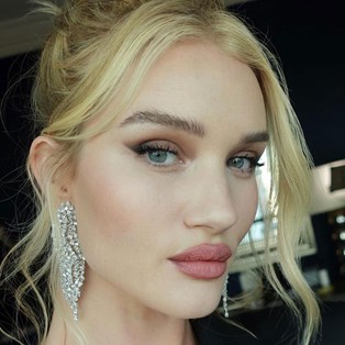 Rosie Huntington Whiteley - how you should be applying foundation