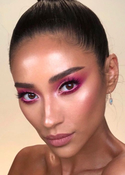 Shay Mitchell pink eyeshadow look