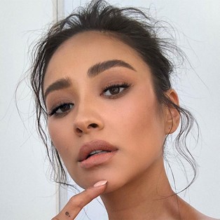 Before And After Photos Celebrities With False Eyelashes - Shay Mitchell