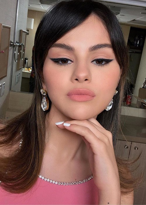 Selena Gomez Just Debuted A ‘60s-Style Makeover Complete With Curtain Bangs