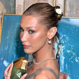/media/65538/bella-hadid-slick-bun-tutorial-s-1.jpg