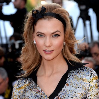 /media/7837/karlie-kloss-cannes-headband-hairstyle-square.jpg